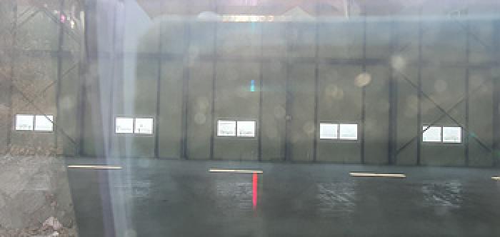 기호 9 제시 건물 단층 공장(나동) 출입문에 부동산경매 사건에 대한 안내문 부착 