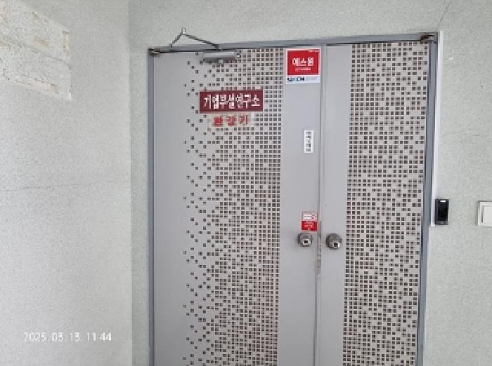 목록3. 3층 회의실 출입문