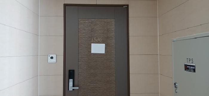 전유세대 출입문(안내문 부착)