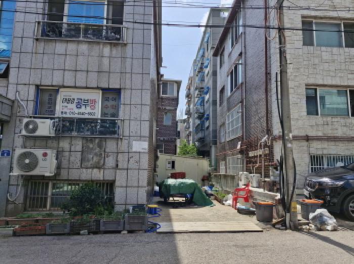 건물 오른쪽 가건축창고