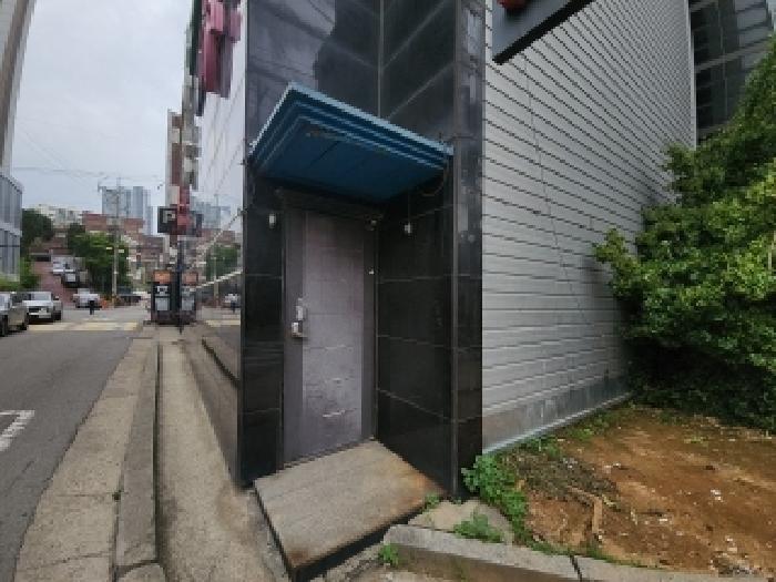 비동 직원숙소 출입문