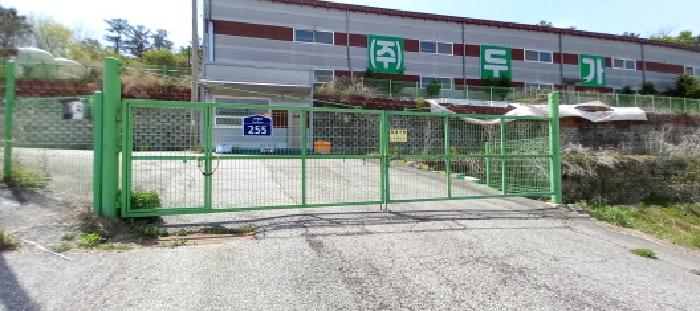 본건 공장 출입문