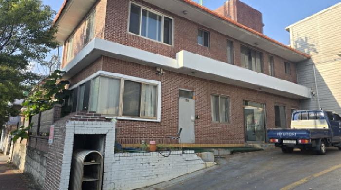 공장동 사무소와 2층 기숙사의 건물