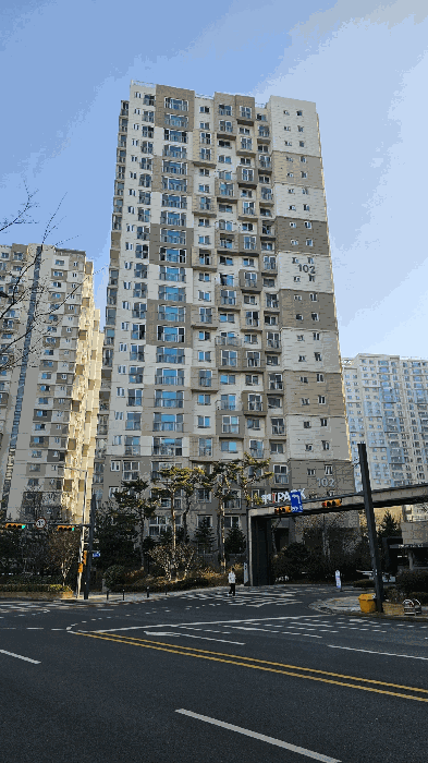 < 남서측에서 본 본건 소재 건물 전경 >‘><br /><img src=