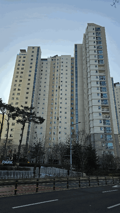 <북서측에서 본 본건 소재 건물 전경 >‘><br /><img src=