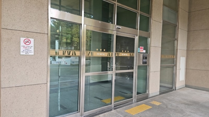 본건 소재 건물 공동현관문