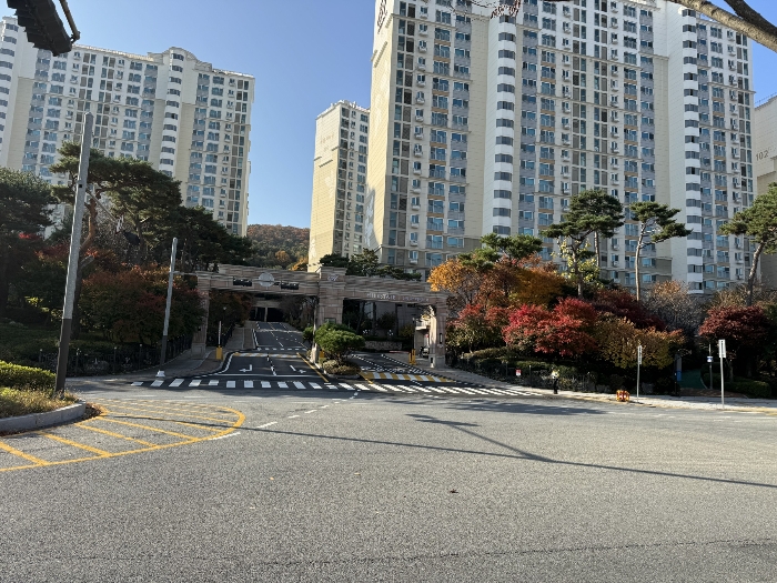 단지 정문 입구
