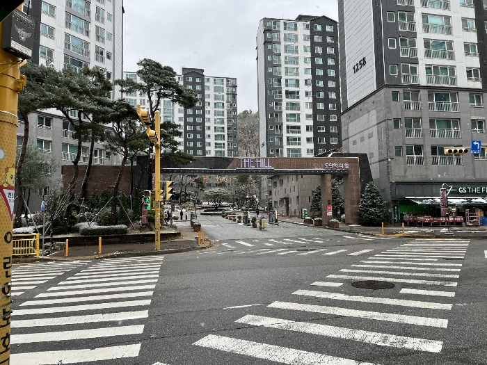 아파트 단지 정문 전경