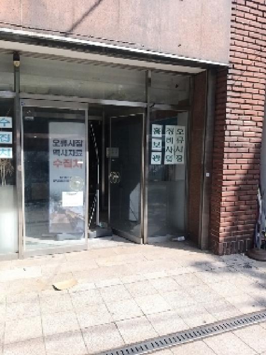 1층 우측 세대 출입문
