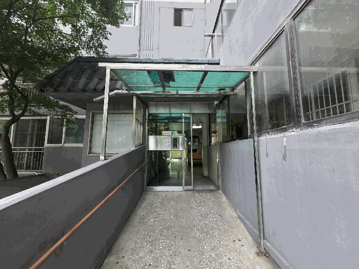 본건 1층 출입문