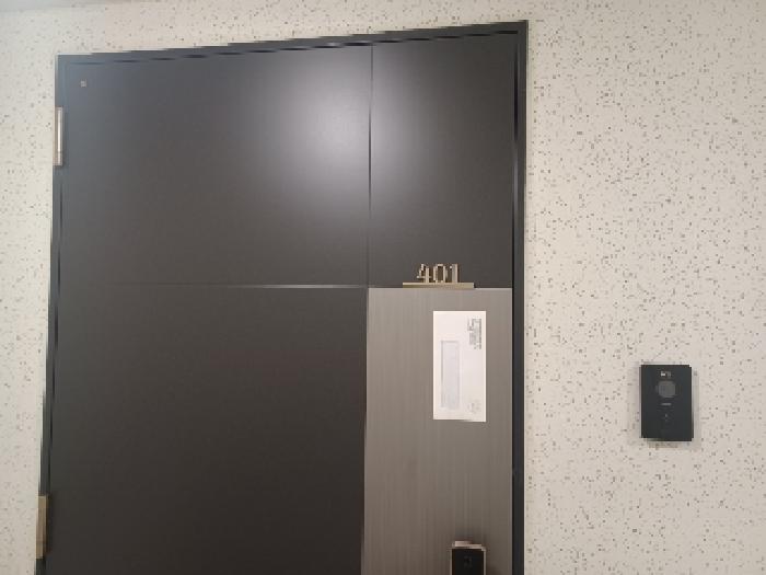 본건 고산수자인디에스티지 2008동 401호 현관문 현황사진