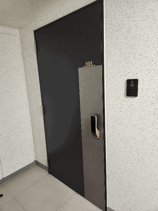 본건 출입구
