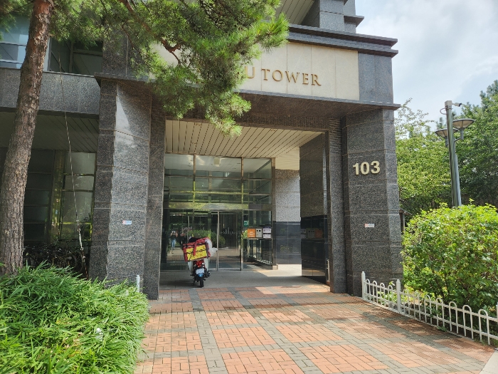 공 동 현 관