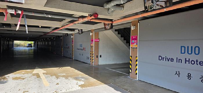 4번 부동산 건물 호실 주차장 모습