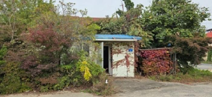 본 부동산 동쪽 지상에 걸쳐 소재하고 있는 것으로 보이는 건물(충절로975번길 6) 모습