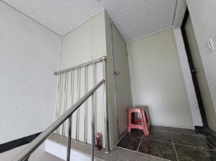 제시외 옥상 입구 판넬 창고존재함.