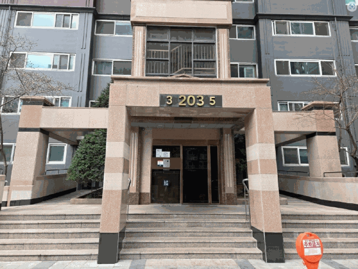 본건 동 출입구