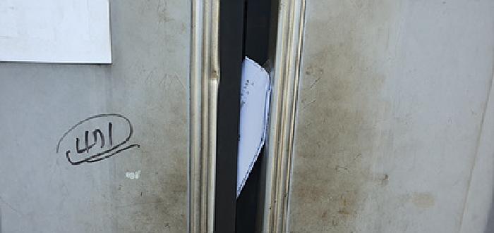 4/16일방문시 기호4 제시 건물앞에 게시한 안내문이 그대로 있음