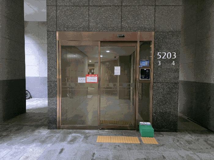5203동 3,4호 라인 출입구