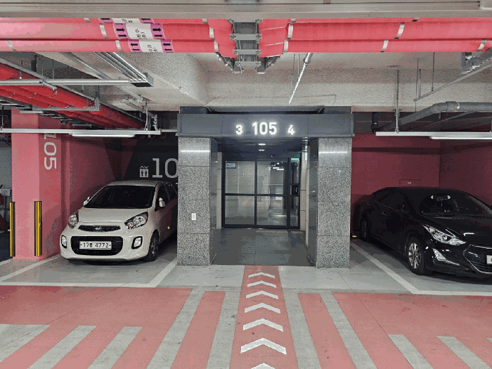 대상물건 지하주차장측 공동현관 전경