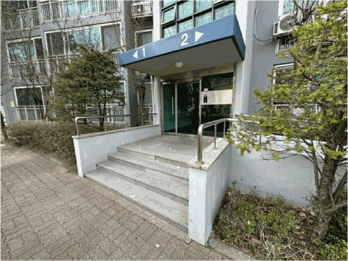 본건 건물 1,2호라인 1층 출입구 전경