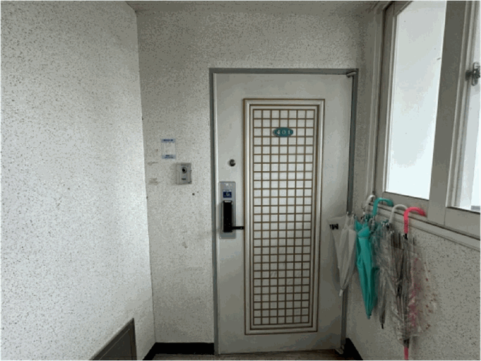본건 출입문(401호) 전경
