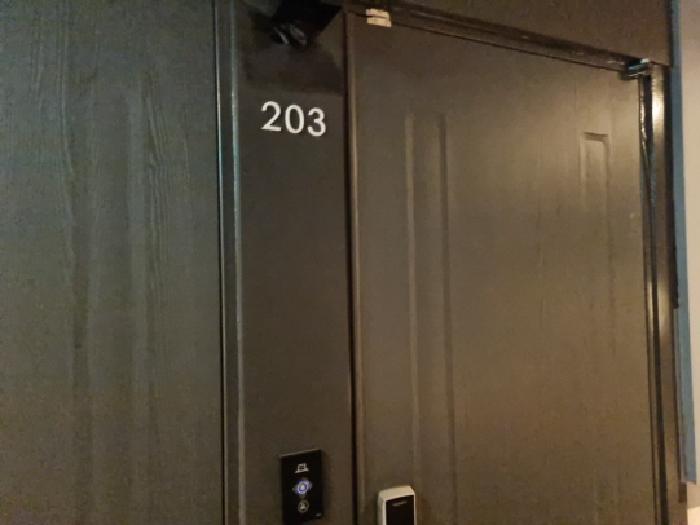 2층 203호