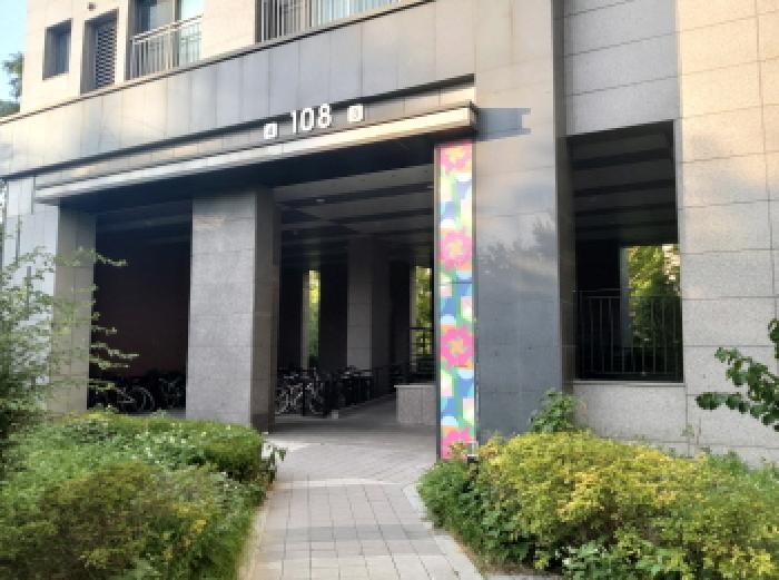 * 본건 목적물 소재 동 공동출입구 전경