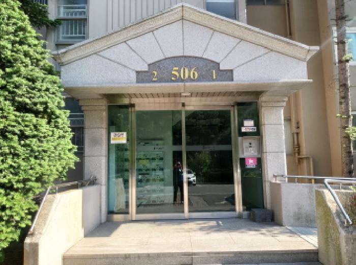 * 본건 목적물 소재 동 공동출입구 전경