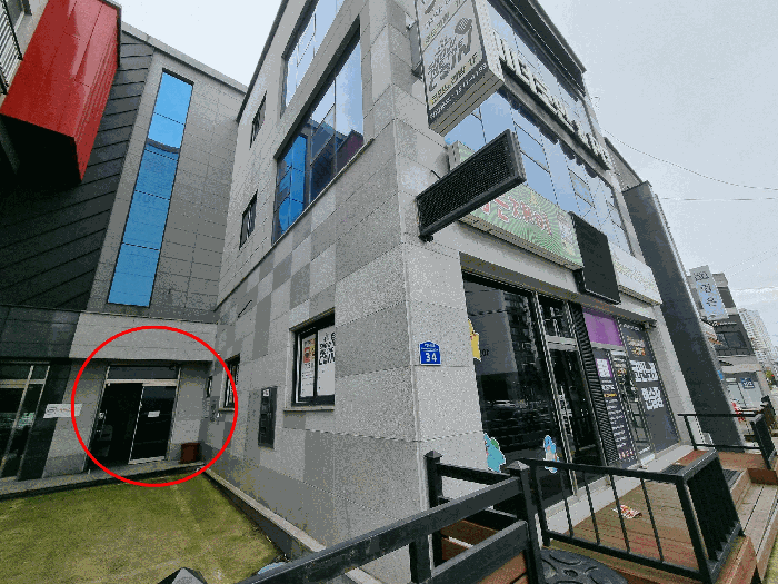 기호2 건물 출입구 전경