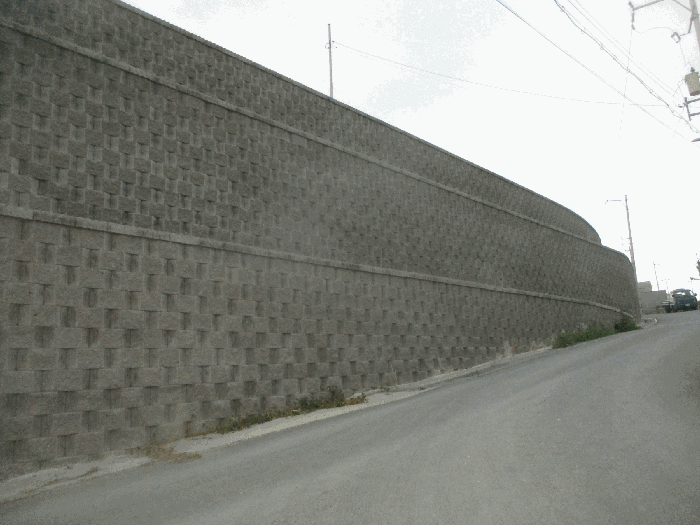 일반마당과 도로 사이의 옹벽