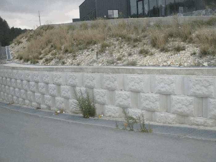 일반마당과 도로 사이의 옹벽