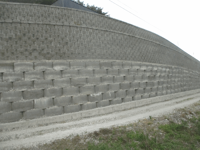 일반마당과 도로 사이의 옹벽