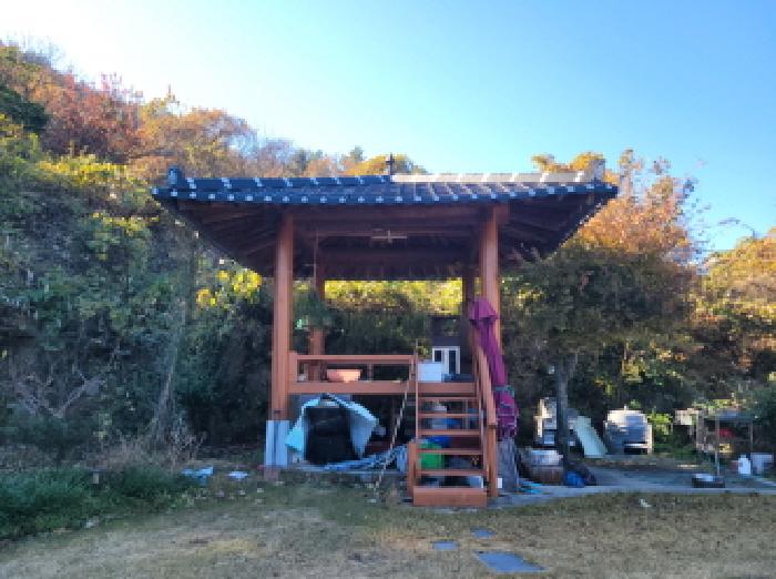물건3번, 제시외 건물(ㄴ)로 마당에 정각 소재함.