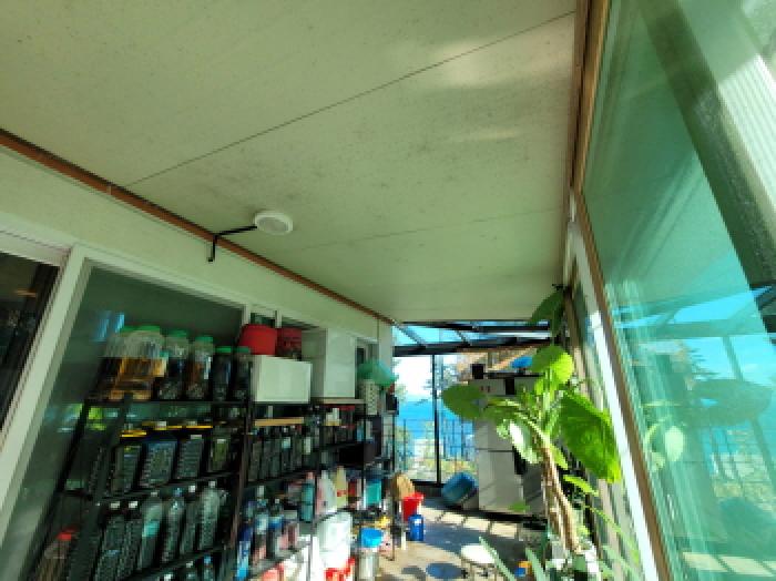 물건2번, 주택 1층 출입문쪽에 판넬식 유리샷시 차양막 증축되어 있으며 그 지붕 위에 태양열 전지판 소재.