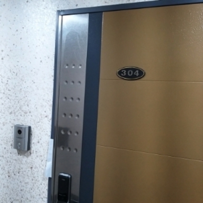 세대 출입문(304호)