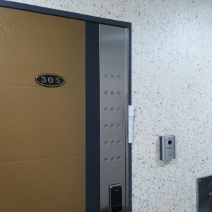 세대 출입문(305호)