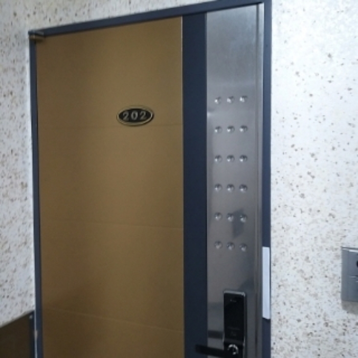 세대 출입문(202호)