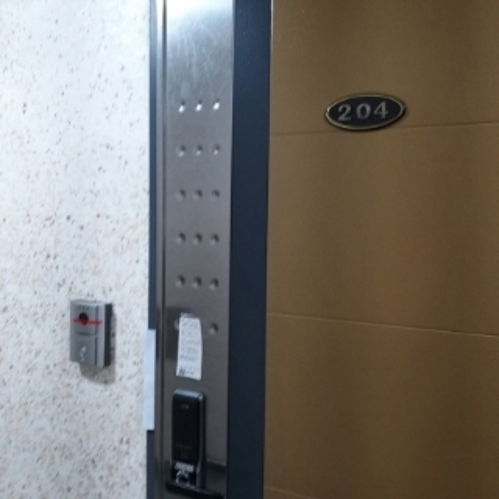 세대 출입문(204호)