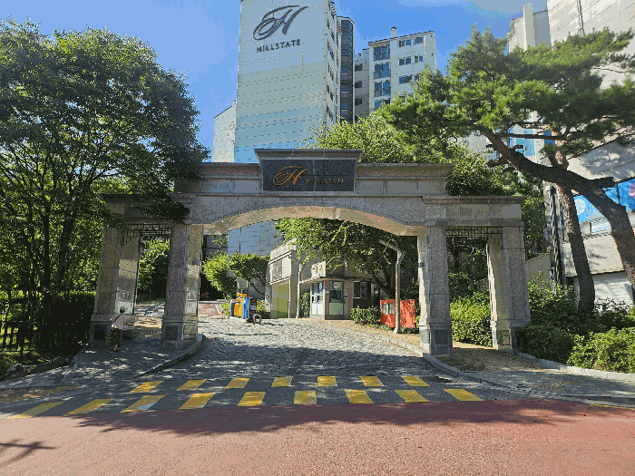 본건이 속한 아파트 단지 정문