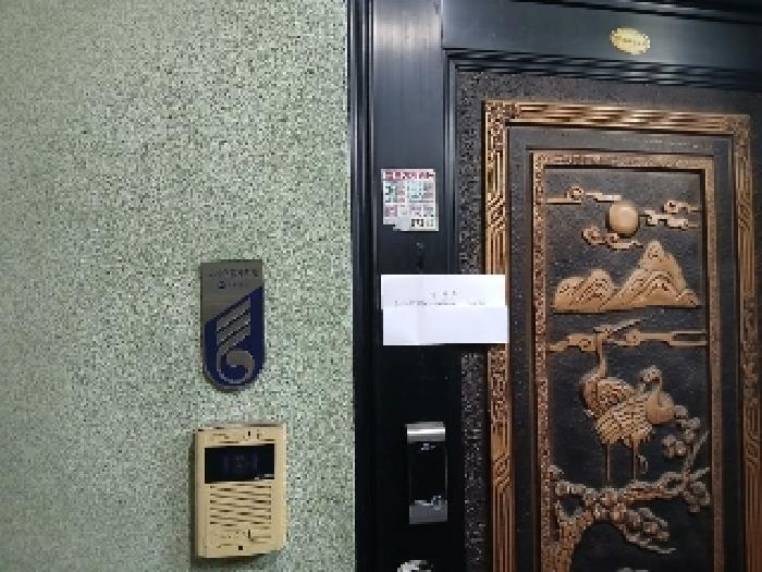 세대출입문(1층호실, 안내문 부착)