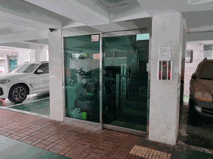 주출입구