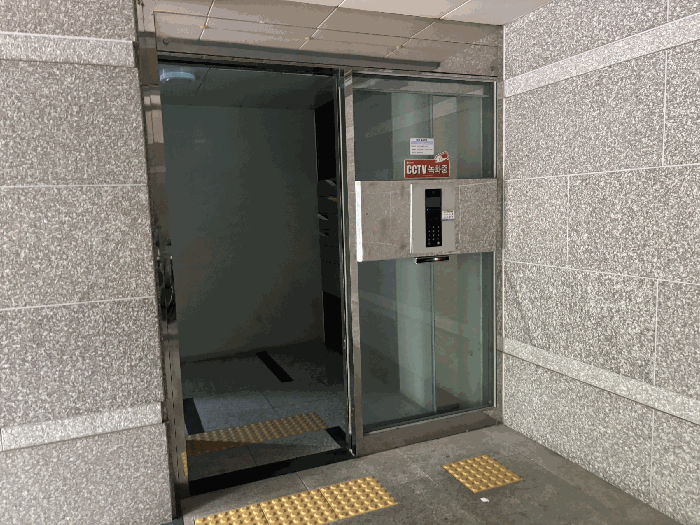 본건 공동현관 (지상)