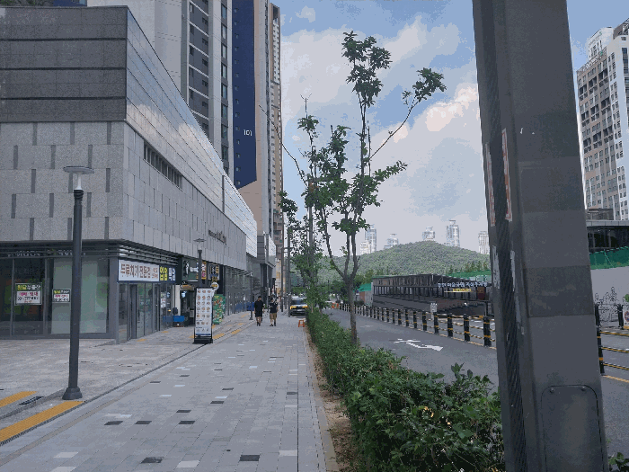 인근 도로 및 상가 전경