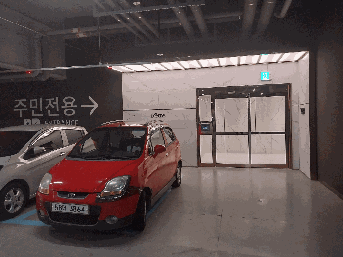 지하주차장 출입문