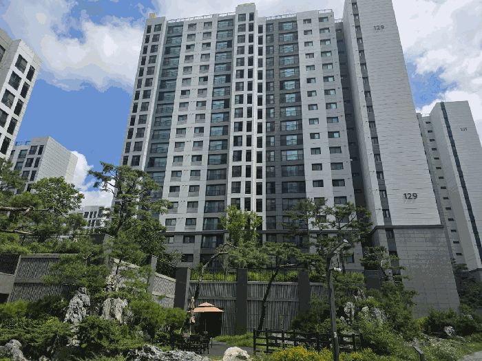 대상물건 소재 건물 전경