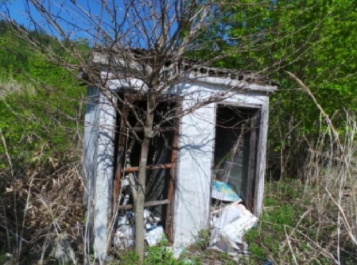 기호 1번 지상에 소재하는 것으로 보이는 제시외 조적조 화장실(폐화장실로 보임)