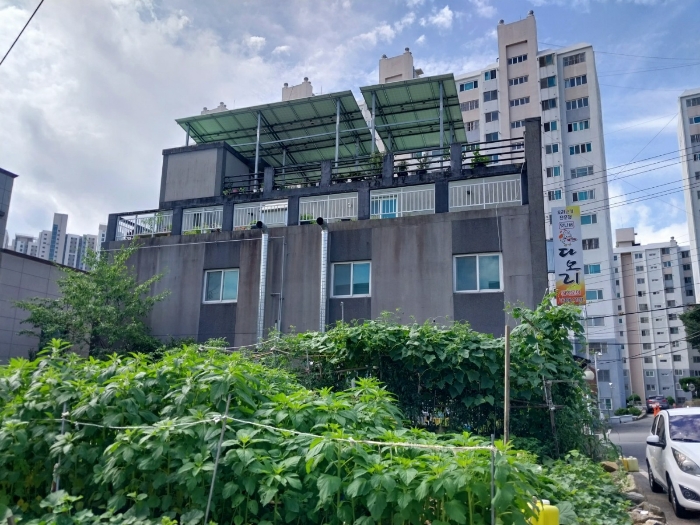 옥상층 태양광패널 전경