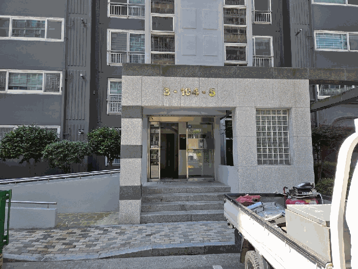 본건 주 출입구