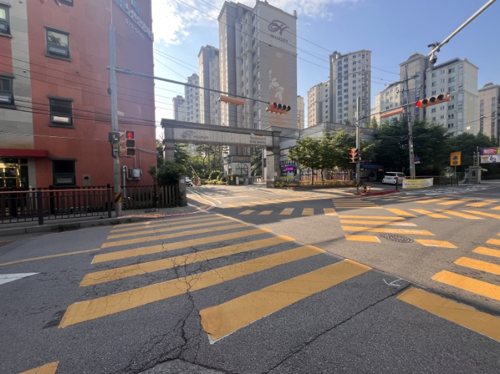 아파트 단지 정문 및 인접 도로